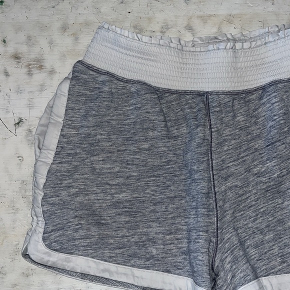 Lululemon Cool & Collected Short *2.5" Heathered Space Dyed Nimbus | size 6 - Picture 2 of 7